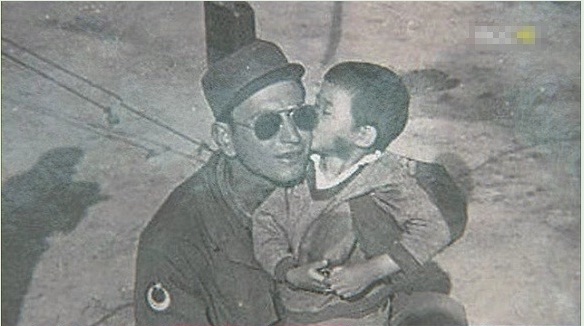  영화 <아일라>의 실제 인물. 터키 병사 술레이만과 아일라의 사진이다.