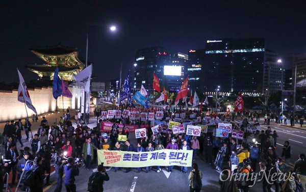  28일 오후 서울 광화문광장에서 촛불집회 1주년 집회 '촛불은 계속된다' 열리고 있다. 