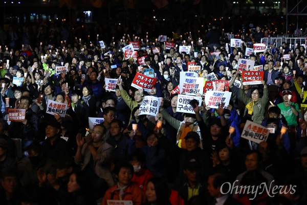  28일 오후 서울 광화문광장에서 촛불집회 1주년 집회 '촛불은 계속된다' 열리고 있다.