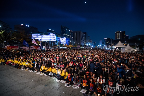  28일 오후 서울 광화문광장에서 촛불집회 1주년 집회 '촛불은 계속된다' 열리고 있다.