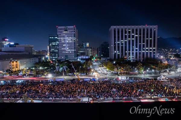  28일 오후 서울 광화문광장에서 촛불집회 1주년 집회 '촛불은 계속된다' 열리고 있다.