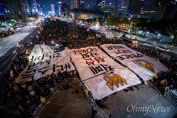  28일 오후 서울 광화문광장에서 촛불집회 1주년 집회 '촛불은 계속된다' 열리고 있다.