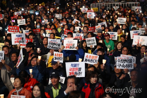  28일 오후 서울 광화문광장에서 촛불집회 1주년 집회 '촛불은 계속된다'가 열리고 있다.