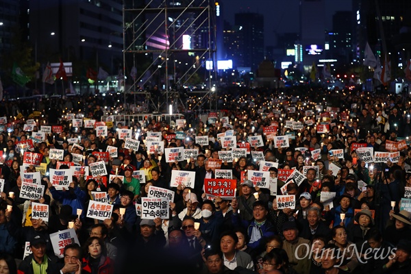 지난 10월 28일 오후 서울 광화문광장에서 촛불집회 1주년 집회 '촛불은 계속된다'가 열리고 있다.