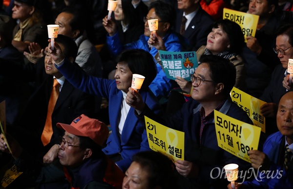  28일 오후 서울 광화문광장에서 촛불집회 1주년 집회 '촛불은 계속된다'가 열리고 있다.