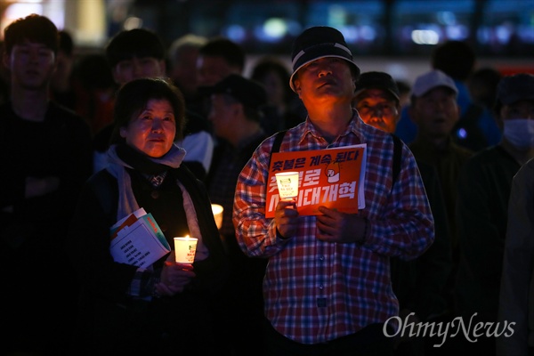  28일 오후 서울 광화문광장에서 촛불집회 1주년 집회 '촛불은 계속된다'가 열리고 있다.