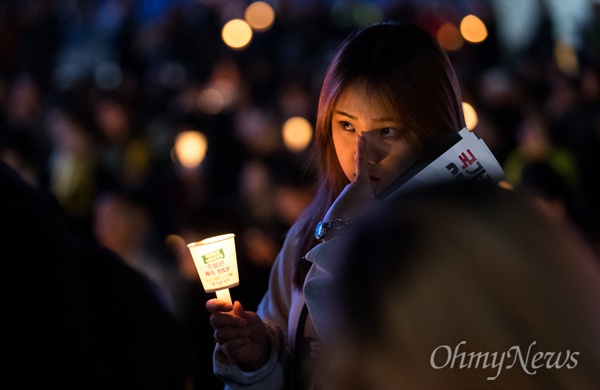  28일 오후 서울 광화문광장에서 촛불집회 1주년 집회 '촛불은 계속된다'가 열리고 있다.