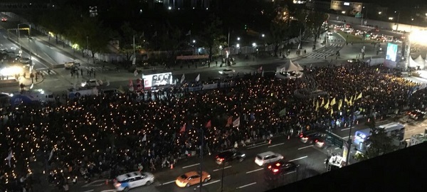 촛불집회 이날 촛불 1년, 광화문에서는 6만 여 촛불시민들이 모여 적폐청산 사회대개혁을 촉구했다. 