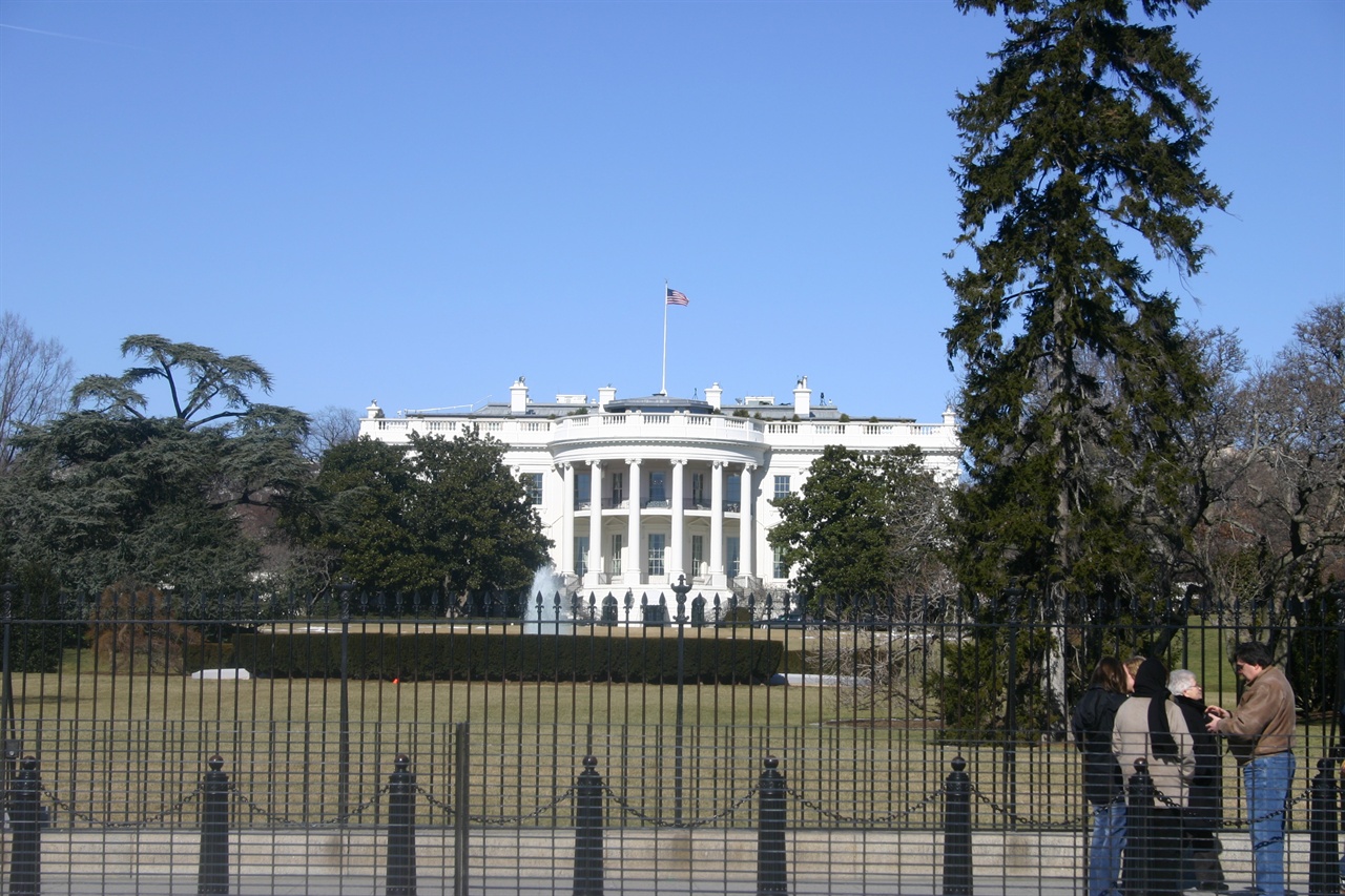   대통령 관저 백악관(White House). 제2대 대통령인 애덤스부터 현 대통령인 트럼프까지 2백여 년간 대통령의 관저이자 집무실이다. 
