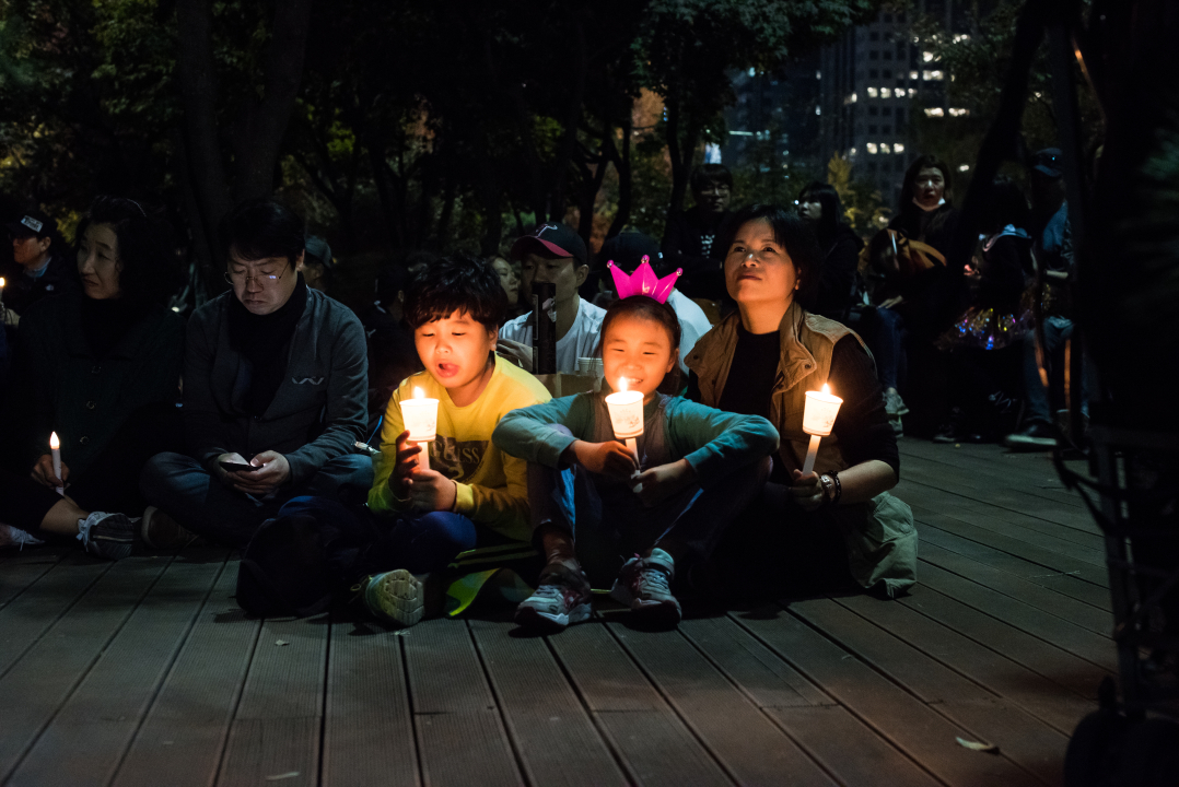 촛불파티에 참가한 가족 한 가족이 10월 28일 열린 '촛불파티'에 참가해 촛붏을 들고 있다.