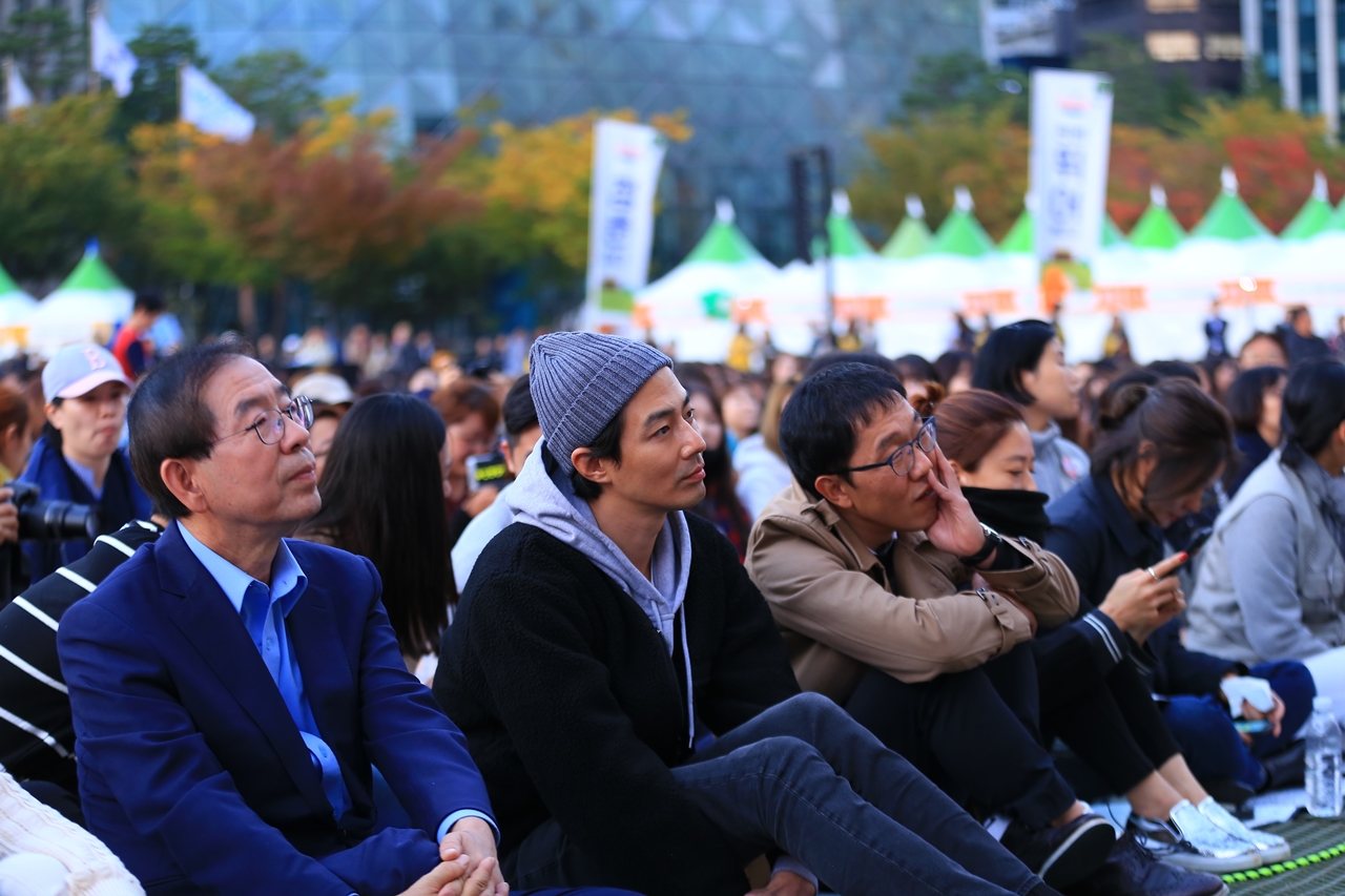  박원순 서울시장, 법륜스님, 배우 조인성, 김제동, 가수 딘딘 등 출연한 분들 모두 재능기부로 참가했다.