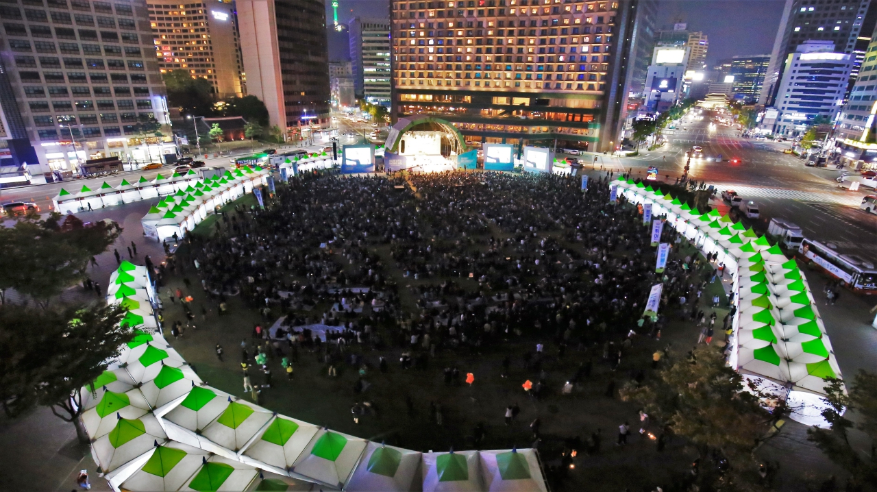 서울시청광장을 가득 메운 1만 명의 청년들
