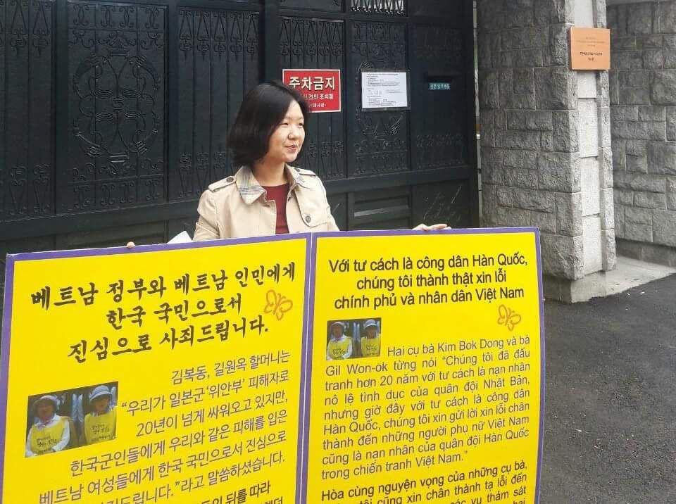 베트남 대사관 앞에서 매일 이어지는 1인 시위 릴레이. 16일 아침에는 석미화 사무처장이 팻말을 들었다.