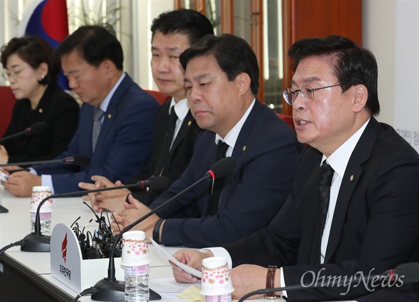 자유한국당 정우택 원내대표가 지난 10월 30일 오전 국회에서 검은 양복에 검은 넥타이를 매고 현안관련 기자회견을 하고 있다. 