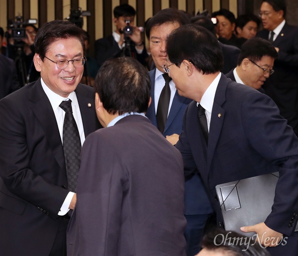 자유한국당 정우택 원내대표가 30일 오전 국회에서 검은 양복에 검은 넥타이를 매고 의원총회에 참석하고 있다. 