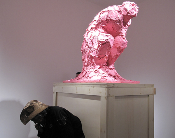  코디 최(Cody Choi) I '생각하는 사람(The Thinker)' 혼합매체 Mixed media(toilet paper, Pepto-Bismol, wood, plaster) 112×92×282cm 1995-1996. 작품개념을 작가가 직접 시연해 보이다