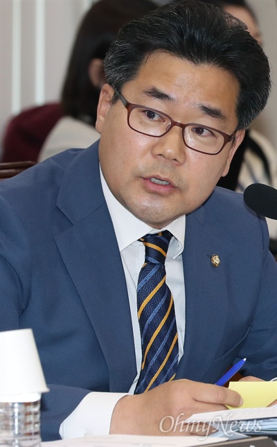 박찬대 더불어민주당 의원이 지난 10월30일 국회 정무위원회의 종합감사에서 삼성 차명계좌와 관련해 최종구 금융위원장에게 질의하고 있다. 