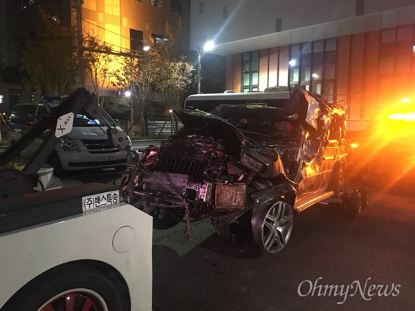  지난 10월 30일 오후 8시 20분경 배우 김주혁의 차량이 강남 경찰서로 이송되고 있다. 