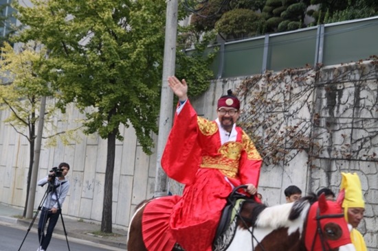 이성계 정원오 성동구청장이 말을 타고 매사냥 어가행렬에서 포즈를 취하고 있다.