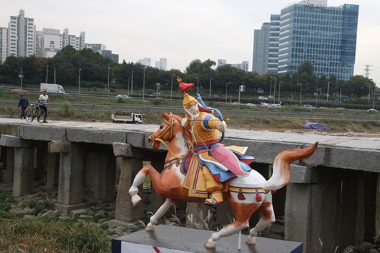 풍등 이성계 풍등 조형물을 중랑천에 설치