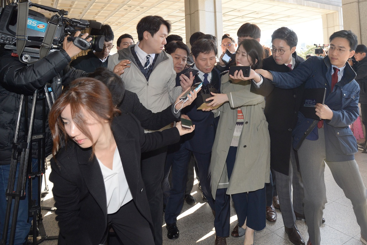  박근혜 정부 시절 청와대의 ‘문고리 3인방’으로 통하던  안봉근 전 청와대 제2부속비서관이 국가정보원으로부터 돈을 건네받은 혐의로 긴급체포되어 31일 오전 검찰수사관에 이끌려 서울중앙지방검찰청에 도착해 조사실로 향하고 있다. 2017.10.31