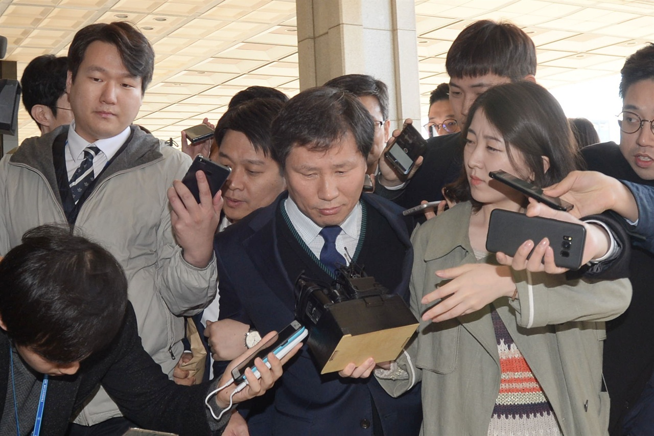  박근혜 정부 시절 청와대의 ‘문고리 3인방’으로 통하던  안봉근 전 청와대 제2부속비서관이 국가정보원으로부터 돈을 건네받은 혐의로 긴급체포되어 31일 오전 검찰수사관에 이끌려 서울중앙지방검찰청에 도착해 조사실로 향하고 있다. 2017.10.31