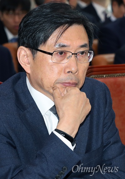 박상기 법무부 장관이 지난 10월 31일 국회에서 열린 법제사법위원회 종합 국정감사에서 의원들의 질의를 듣고 있다.  