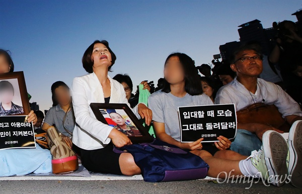 2014년 8월 8일 오후 서울 용산구 국방부 앞에서 28사단 폭행 사망 희생자 윤일병과 군 사망 희생자 추모제가 열렸다. 고 노우빈 훈련병의 엄마 공복순씨도 당시 자리에 함께 했다. 