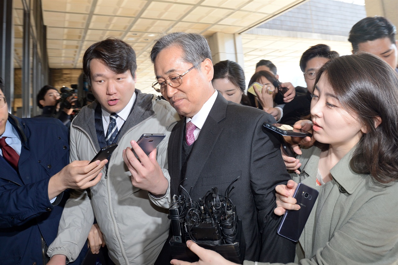 한 차례 구속영장이 기각된 바 있는 추명호 전 국정원 국익정보국장이 31일 오전 서울 서초구 서울중앙지방검찰청에 출석하고 있다. 2017.10.31