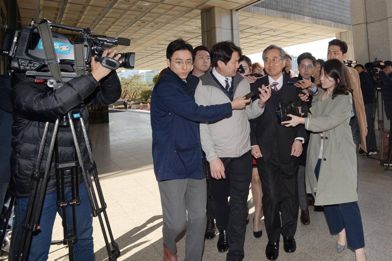  한 차례 구속영장이 기각된 바 있는 추명호 전 국정원 국익정보국장이 31일 오전 서울 서초구 서울중앙지방검찰청에 출석하고 있다. 2017.10.31