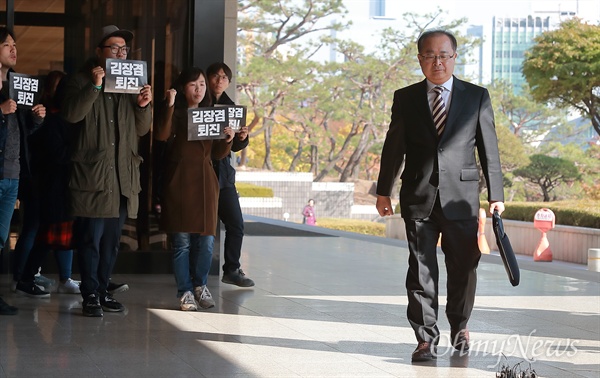 국정원 공영방송 장악과 관련 백종문 MBC부사장이 31일 오전 서울 서초동 서울중앙지검에 피의자 신분으로 소환되고 있다.