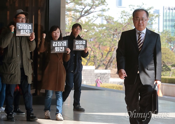 피의자 신분 백종문 MBC부사장 소환 국정원 공영방송 장악과 관련 백종문 MBC부사장이 31일 오전 서울 서초동 서울중앙지검에 피의자 신분으로 소환되고 있다.