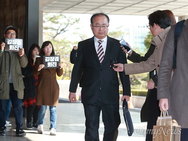 국정원 공영방송 장악과 관련 백종문 MBC부사장이 31일 오전 서울 서초동 서울중앙지검에 피의자 신분으로 소환되고 있다.