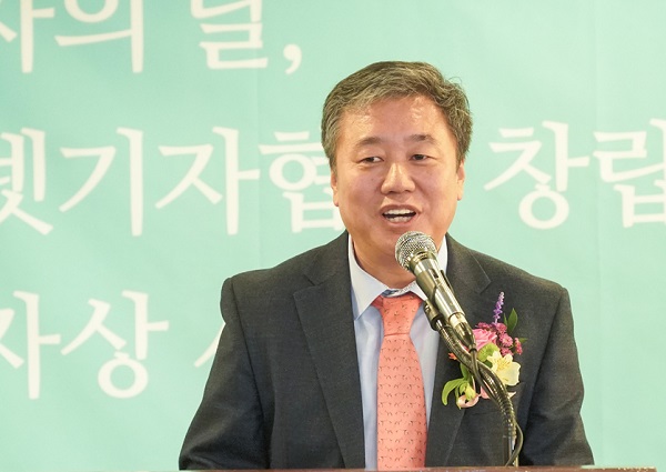 정규성 회장 정규성 한국기자협회장이 지난 27일 한국인터넷기자협회 창립 15주년 기념식에서 축사를 하고 있는 모습이다. 