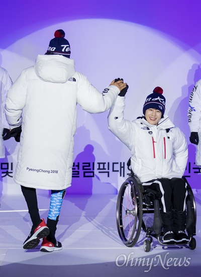  평창동계올림픽을 100일 앞둔 31일 오후 서울 노원구 태릉선수촌에서  '2018 평창동계올림픽대회 D-100 미디어데이' 행사에서 선수단복을 공개하고 있다. 