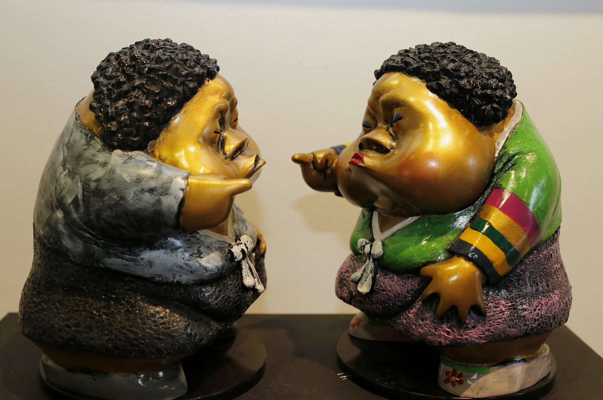김판삼 조각가의 작품 '누구냐 넌'. 두 못난이가 서로 손가락질을 하며 상대를 가리키고 있다.