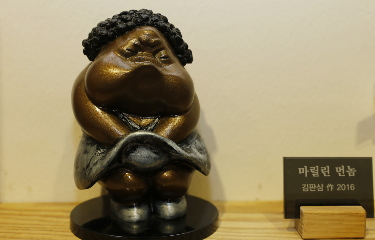 김판삼 조각가의 못난이 작품 '마릴린 먼놈'. 김 작가는 가장 한국적인 강인한 어머니의 모습을 해학적으로 표현하고 있다.