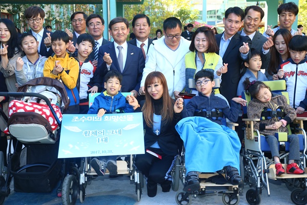 성악가 조수미씨는 31일 오후 김해은혜학교에서 '휠체어그네' 기증식을 가졌다.