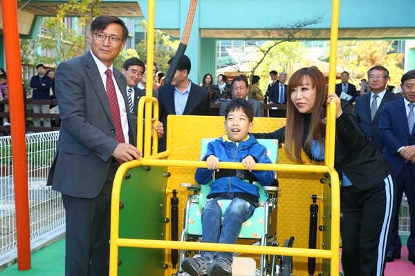 성악가 조수미씨는 31일 오후 김해은혜학교에서 '휠체어그네' 기증식을 가졌다.
