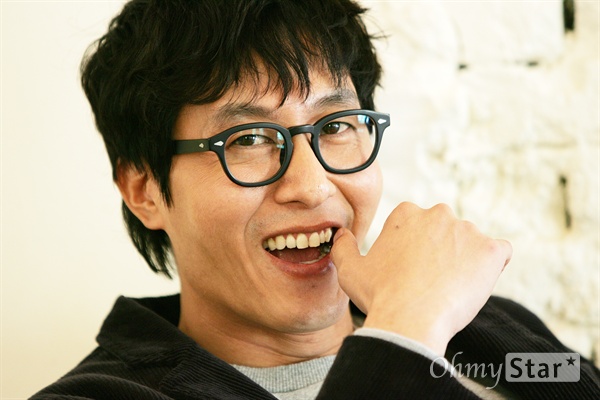  영화<커플즈>에서 유석 역의 배우 김주혁이 25일 오후 서울 삼청동의 한 카페에서 오마이스타와 인터뷰를 하기에 앞서 포즈를 취하고 있다. 