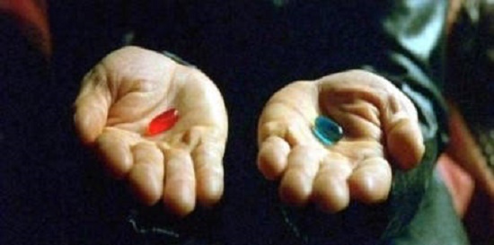 영화 <매트릭스>의 한 장면. 빨간 약을 먹으면 진실을 알게 되고 파란 약을 먹으면 살던 세상 그대로 살 수 있다.