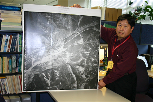 NARA에서 한국전쟁 당시 노근리 일대 항공사진을 펴보이는 고 이도영 박사.