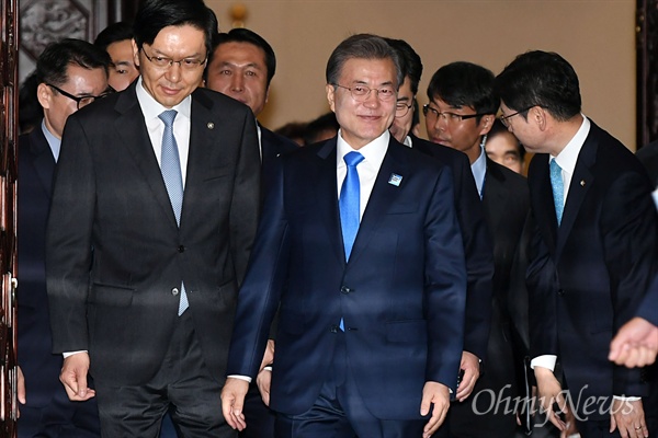  문재인 대통령이 지난 1일 오전 여의도 국회에서 2018년도 예산안 시정연설을 마친 뒤 본회의장을 나오고 있는 모습. 