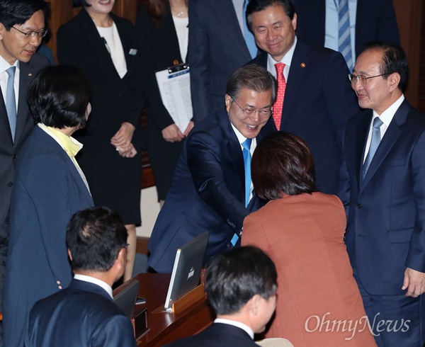 심상정 손 잡은 문재인 문재인 대통령이 1일 오전 서울 여의도 국회 본회의장에서 새해 예산안 제출에 따른 시정연설을 마친 후, 정의당 이정미 대표와 노회찬 원내대표, 심상정 의원에게 다가가 인사하고 있다. 