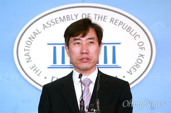 하태경 바른정당 의원이 지난 11월 1일 오전 서울 여의도 국회 정론관에서 기자회견을 열고 전당 대회 당대표 출마를 선언을 하고 있다.