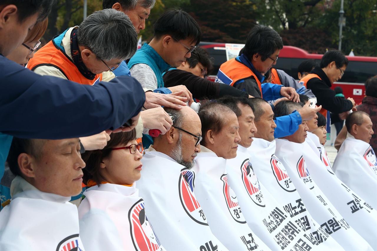 조창익 전국교직원노동조합 위원장을 비롯한 중앙집행위원들이 1일 오전 청와대앞 분수광장에서 전교조에 대한 ‘법외노조 철회, 성과급 교원평가 폐지, 교육적폐 청산’을 촉구하는 단식농성에 돌입하기전 삭발을 하고 있다. 2017.11.1