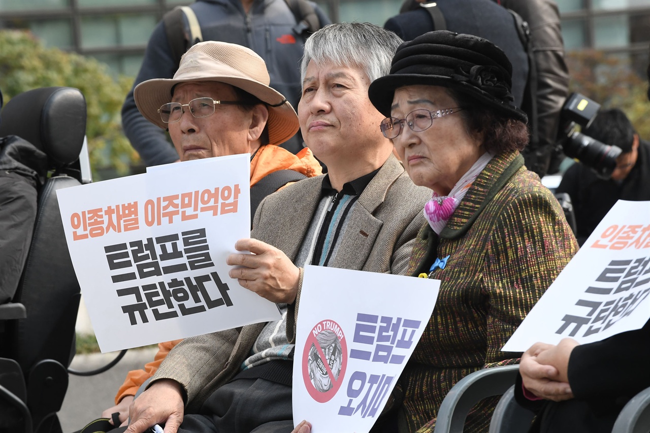  시민사회단체 관계자들이 1일 오후 서울 종로구 광화문광장에서 미국 트럼프 대통령의 한국방문을 반대하는 ’NO 트럼프 NO WAR 평화시국회의’를 개최하고 있다. 2017.11.01