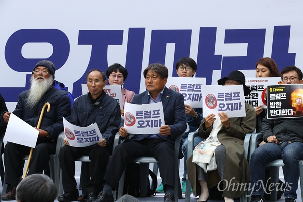  1일 오후 서울 광화문광장에서 트럼프 방한을 반대하는 'NO 트럼프 NO WAR 평화시국회의'가 열리고 있다. 