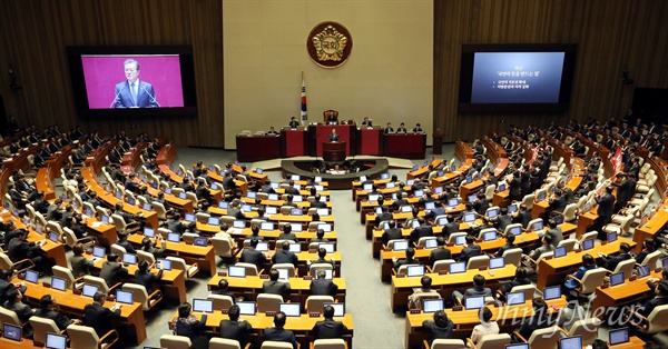지난 11월 1일 문재인 대통령이 여의도 국회 본회의장에서 시정연설을 하는 모습. 
