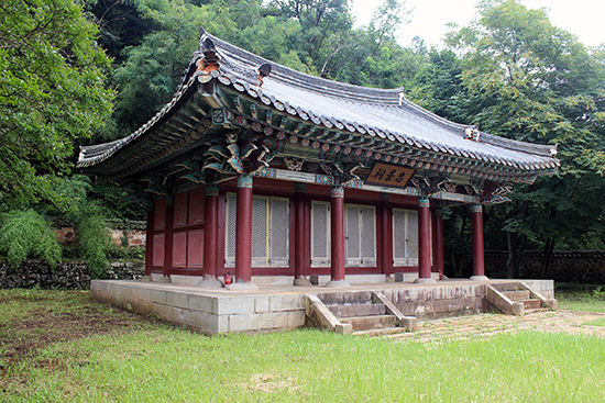 충경사 일본군의 공격으로부터 전주성을 지켜낸 64세 퇴직 선비 이정난을 기리는 사당이다. 당시 전라 감사는 도주하고 없었는데 이정난은 의병을 모아 성을 지켜내었다. 이정난은 업적에 비해 훨씬 덜 알려진 인물이다. 충경사는 전주시 동서학동 840-19에 있다. 충경사에서 출발하여 산속으로 더 들어가면 남고산성, 관성묘 등을 더 볼 수 있다. 